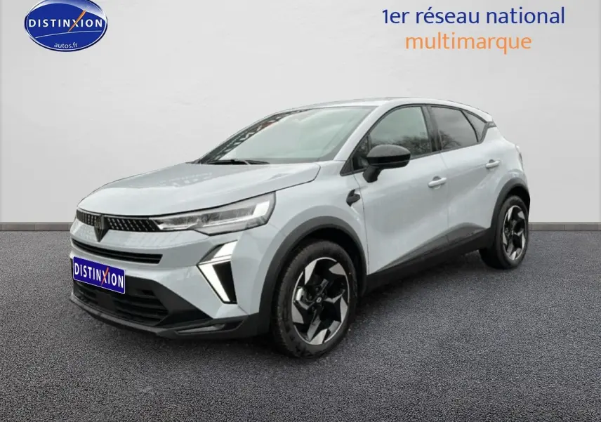 Renault Captur 2025 gris rafale en 3/4 avant droit avec jantes alu noires et feux LED distinctifs.