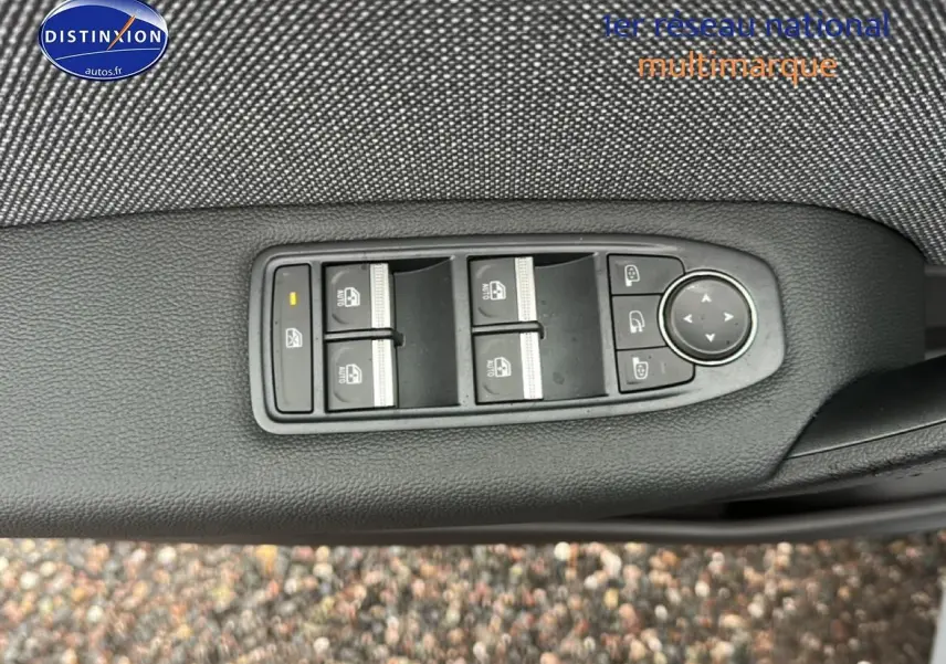 Commande des vitres électriques et réglage des rétroviseurs sur la porte côté conducteur du Renault Captur gris rafale.