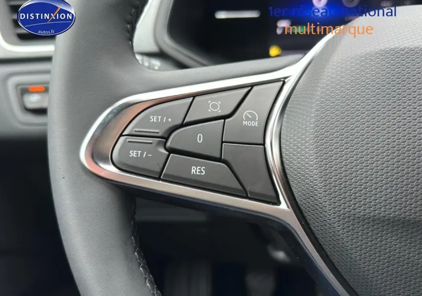 Gros plan sur les commandes multifonctions à gauche du volant du Renault Captur gris rafale, version 2025.