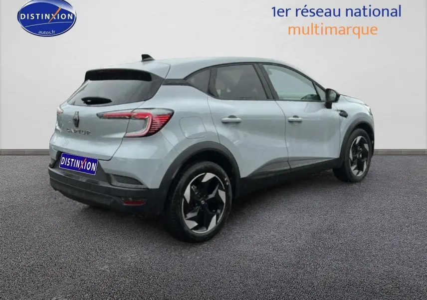 Vue 3/4 arrière droite d'un Renault Captur gris rafale avec jantes alu noires et vitres arrière surteintées.