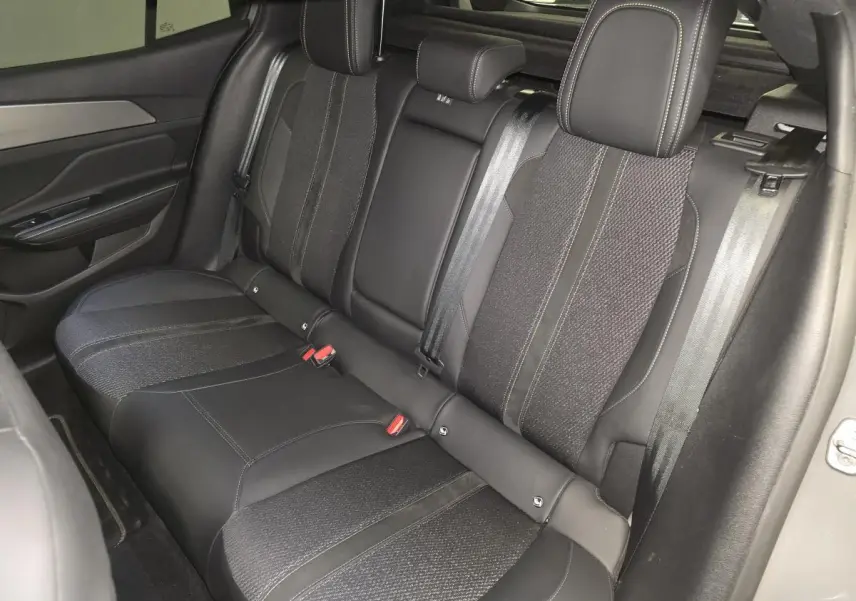 Banquette arrière en tissu et cuir noir avec surpiqûres, vue côté droit de la Peugeot 408 gris Selenium 2025.