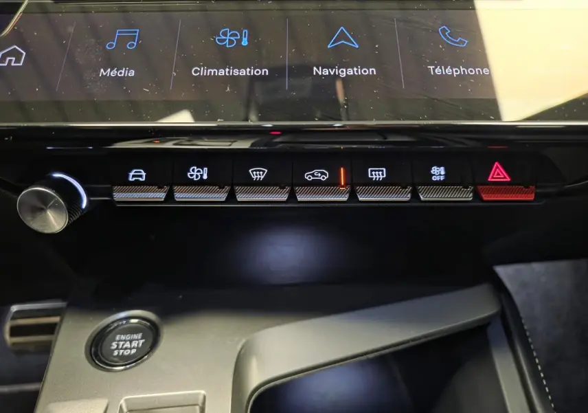Vue rapprochée de la console centrale du Peugeot 408 gris, montrant les commandes tactiles et le bouton start/stop.