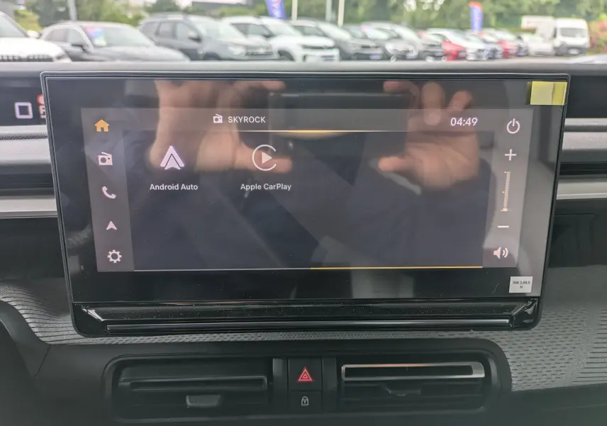 Écran tactile central du tableau de bord de la Citroën C3 Aircross, affichant Android Auto et Apple CarPlay.