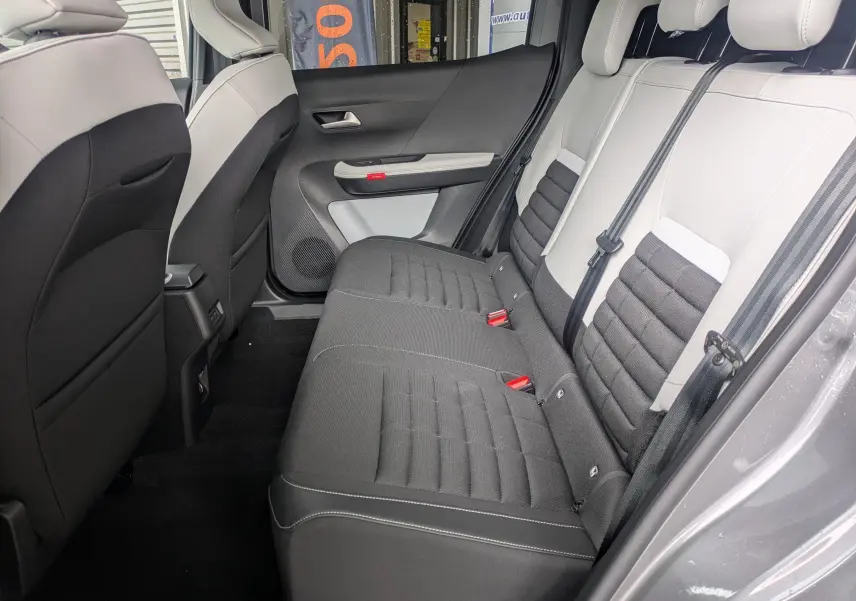 Vue latérale droite de la banquette arrière bicolore gris clair et noir du Citroën C3 Aircross 2026, intérieur spacieux et moderne.