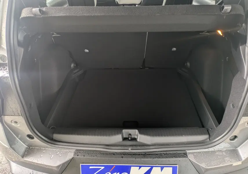 Coffre ouvert vu de l'arrière d'un Citroën C3 Aircross gris Mercuy avec toit noir, montrant l'espace de chargement vide.