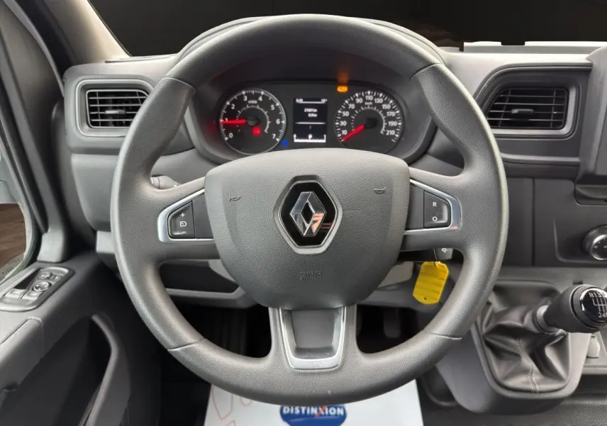 Vue intérieure centrée sur le volant Renault Master 2024 avec tableau de bord et levier de vitesse manuel visible.