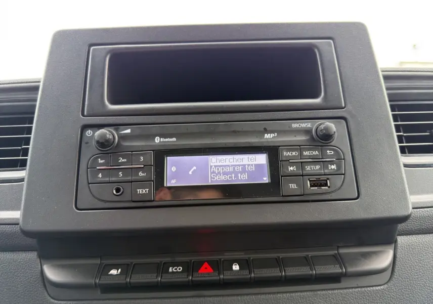 Vue rapprochée de la radio Bluetooth et des commandes centrales du tableau de bord du Renault Master blanc 2024.