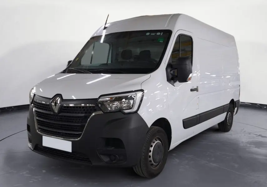 Renault Master blanc vu en 3/4 avant droit, fourgon utilitaire avec kit bois complet visible sur la zone de chargement.