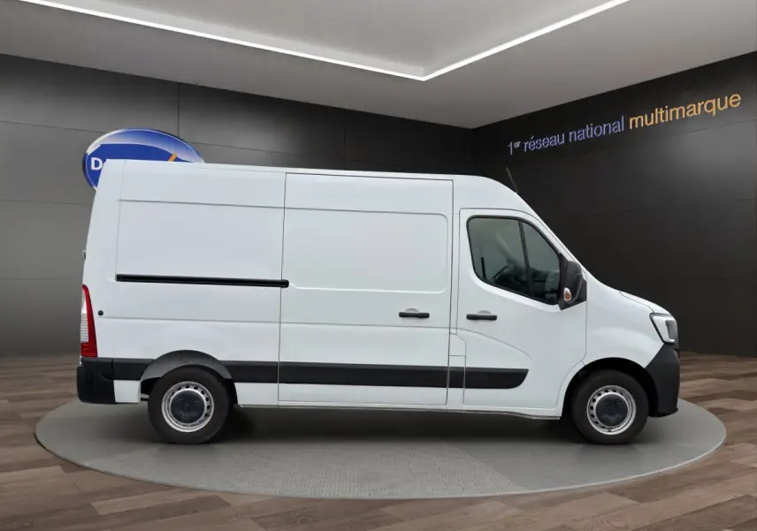 Vue de profil côté droit d’un Renault Master blanc 2024, fourgon utilitaire avec kit bois et porte latérale pleine.