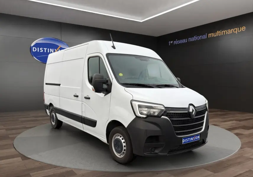 Renault Master blanc en 3/4 avant droit, fourgon utilitaire avec pare-chocs noirs et jantes acier simples.