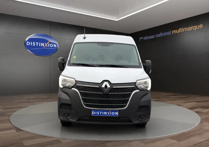 Vue frontale du Renault Master blanc 2024 avec pare-chocs noir et logo distinctif au centre de la calandre.