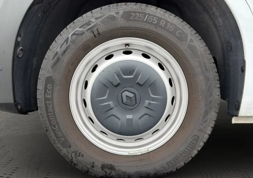 Gros plan sur la roue avant gauche blanche d’un Renault Master 2024 avec jante acier et logo Renault central.
