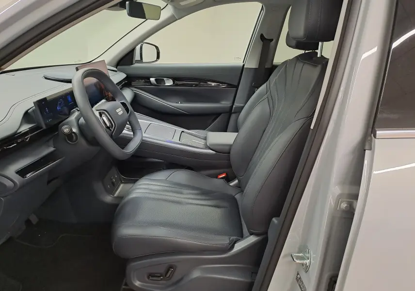 Vue intérieure côté conducteur du Geely E5 PRO gris Moonlight 2026, avec sièges en cuir noir et tableau de bord numérique.