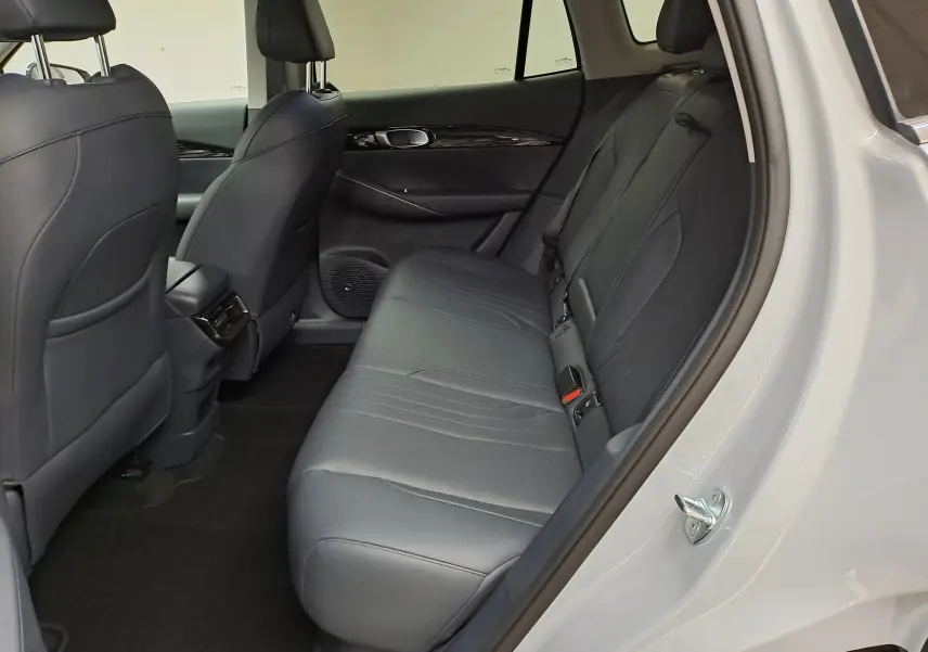 Vue intérieure arrière côté droit du Geely E5 PRO 2026, sièges en cuir noir et porte gris Moonlight ouverte.