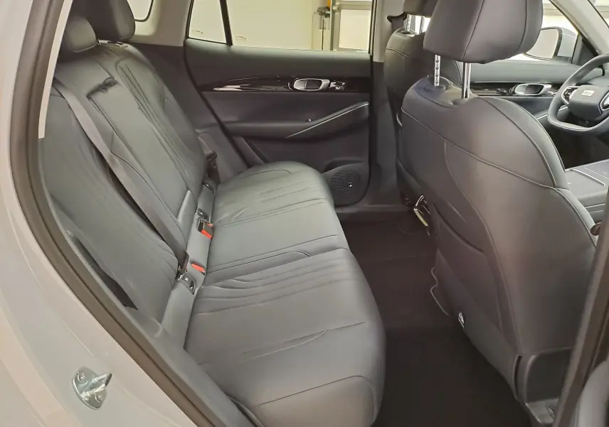 Vue intérieure arrière côté gauche du Geely E5 PRO 218ch 60kWh 2026 avec sièges en cuir noir et finitions modernes.