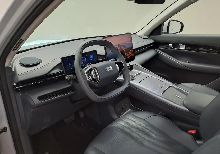 Vue intérieure côté conducteur du Geely E5 PRO 2026, avec tableau de bord numérique et écran tactile central.