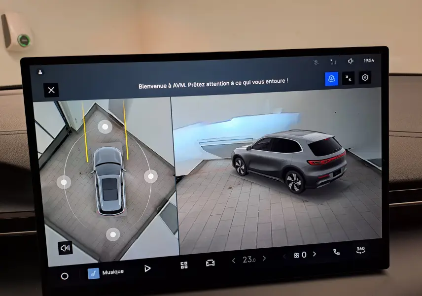 Écran de l'AVM montrant une vue 360° et une modélisation 3/4 arrière droite du Geely E5 PRO gris Moonlight 2026 électrique.