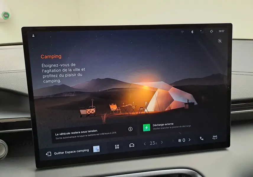 Écran tactile intérieur du Geely E5 PRO 218ch 60kWh 2026 montrant une interface camping avec ambiance nocturne.