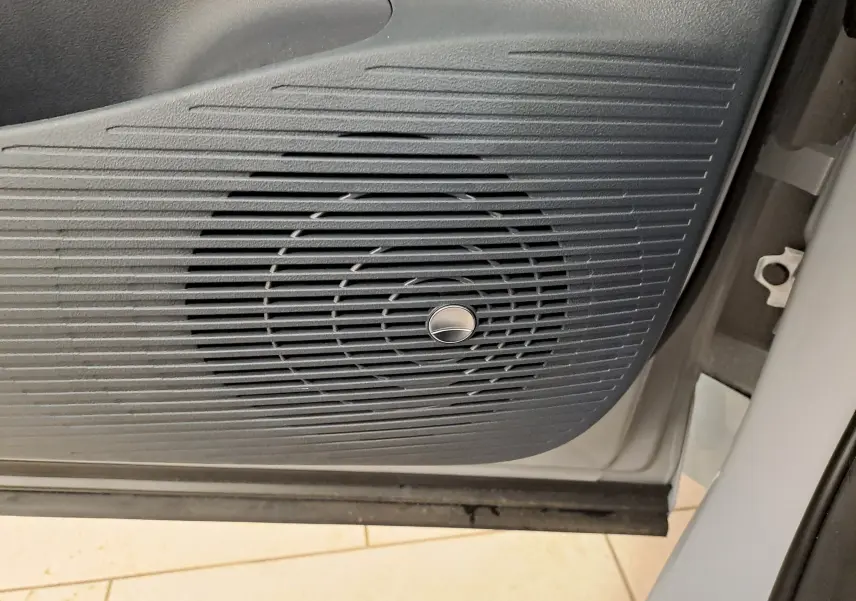 Détail du haut-parleur intégré dans la porte intérieure côté gauche du Geely E5 PRO gris Moonlight 2026.