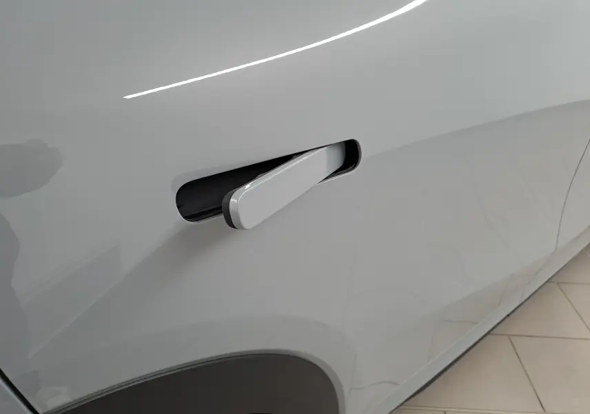 Gros plan sur la poignée de porte rétractable du côté gauche d'une Geely E5 PRO gris Moonlight 2026 électrique.