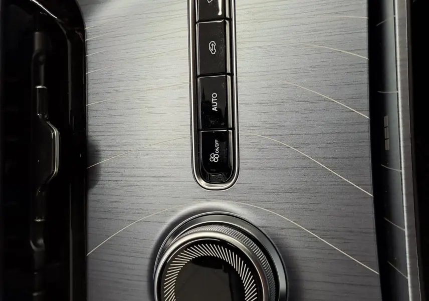 Gros plan sur la console centrale du Geely E5 PRO 218ch 60kWh 2026, finition gris Moonlight avec molette et boutons de contrôle.