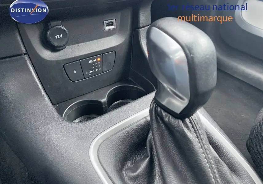 Le levier de vitesses automatique en cuir noir de la Citroën C3 2023 gris acier métal, vue rapprochée de la console centrale.
