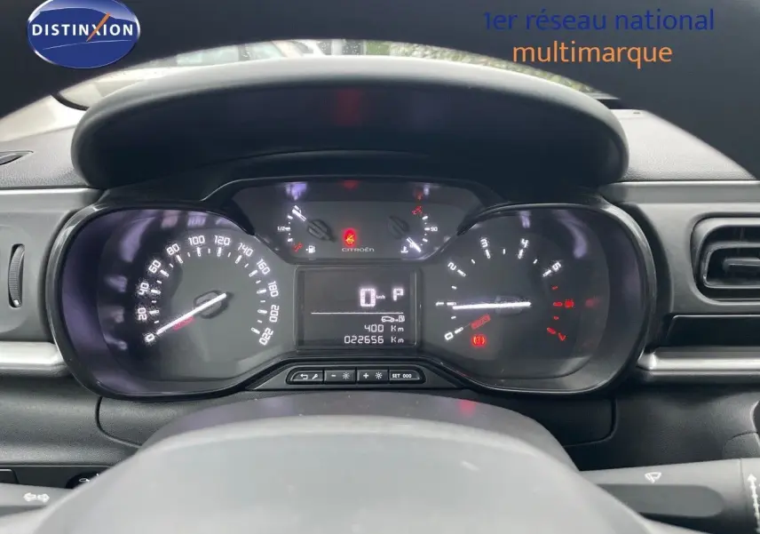 Vue rapprochée du tableau de bord de la Citroën C3 gris acier 2023, affichant le compteur digital et les voyants allumés.