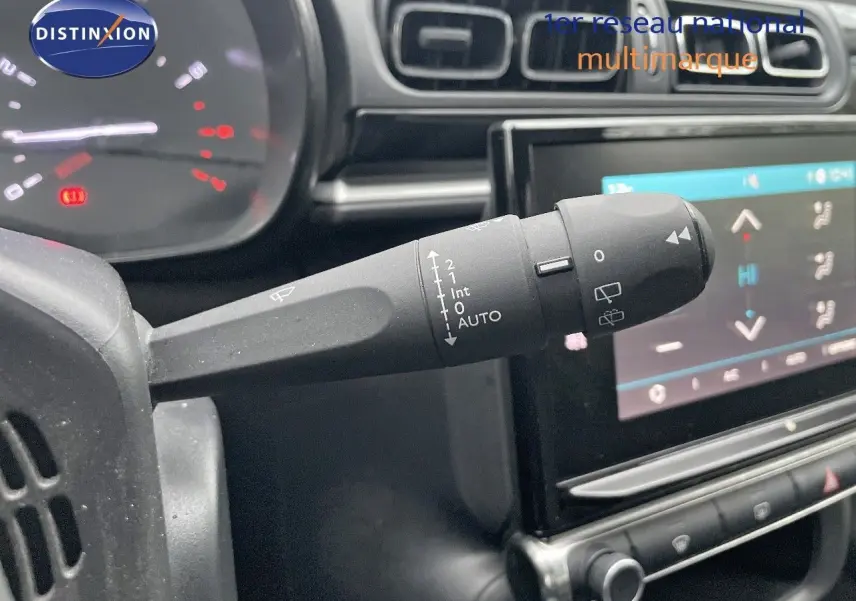 Le commodo d'essuie-glace en gros plan dans l'habitacle d'une Citroën C3 gris acier 2023.