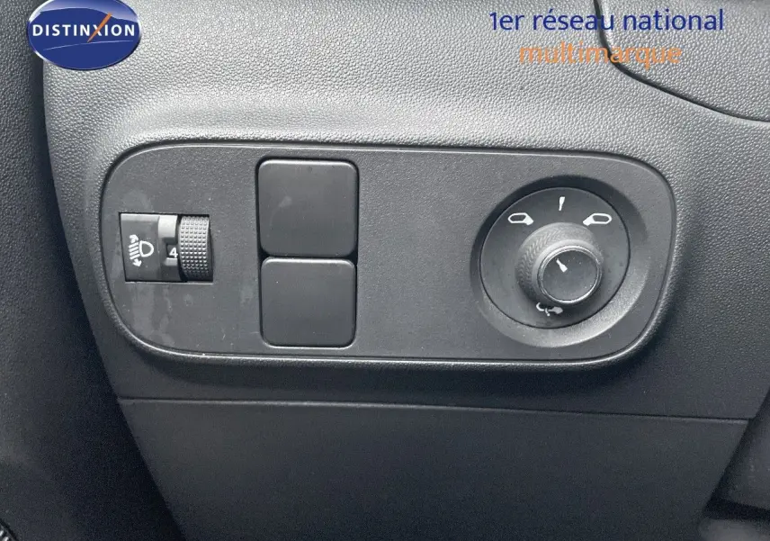 Gros plan sur les commandes noires du tableau de bord côté gauche d'une Citroën C3 gris acier 2023.