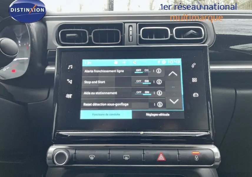 Écran tactile central affichant les réglages d'aide à la conduite dans l'habitacle d'une Citroën C3 gris acier.