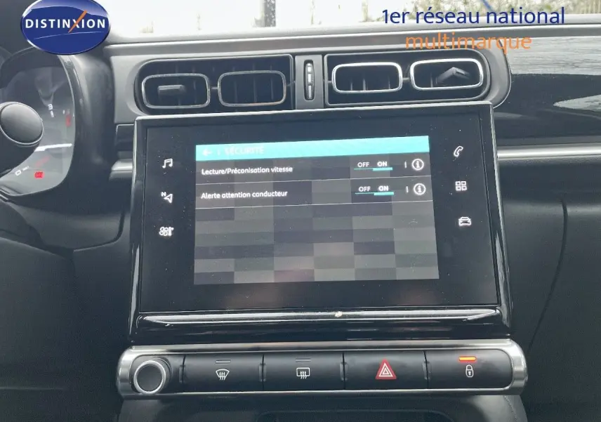 Tableau de bord de Citroën C3 2023 en gris acier, vue centrée sur l'écran tactile et les commandes climatisation.