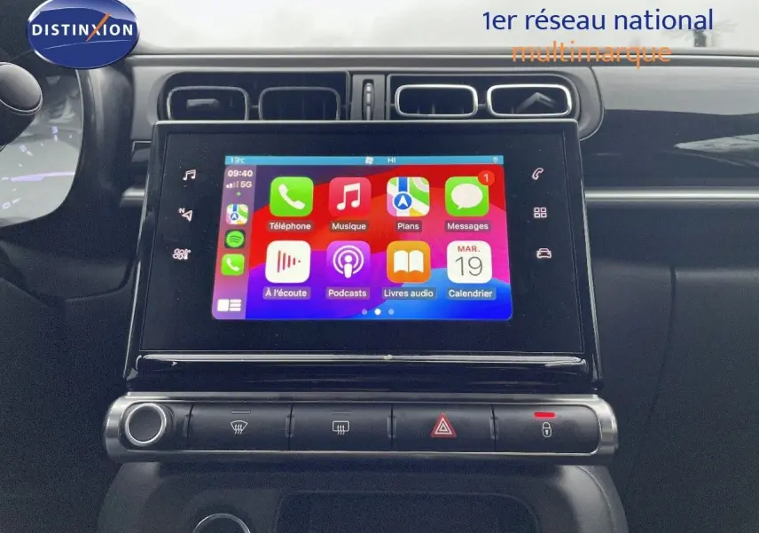 Vue rapprochée de l'écran tactile central de la Citroën C3 2023 avec interface Apple CarPlay colorée.