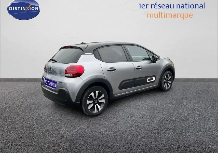 Citroën C3 gris acier métal vue 3/4 arrière côté droit, avec toit noir et protections latérales noires.