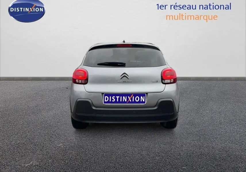 Vue arrière d'une Citroën C3 gris acier métal 2023 avec feux arrière arrondis et hayon compact.