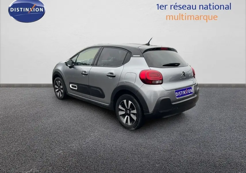 Citroën C3 gris acier métal vue 3/4 arrière droit, avec protections latérales noires et jantes bi-ton.