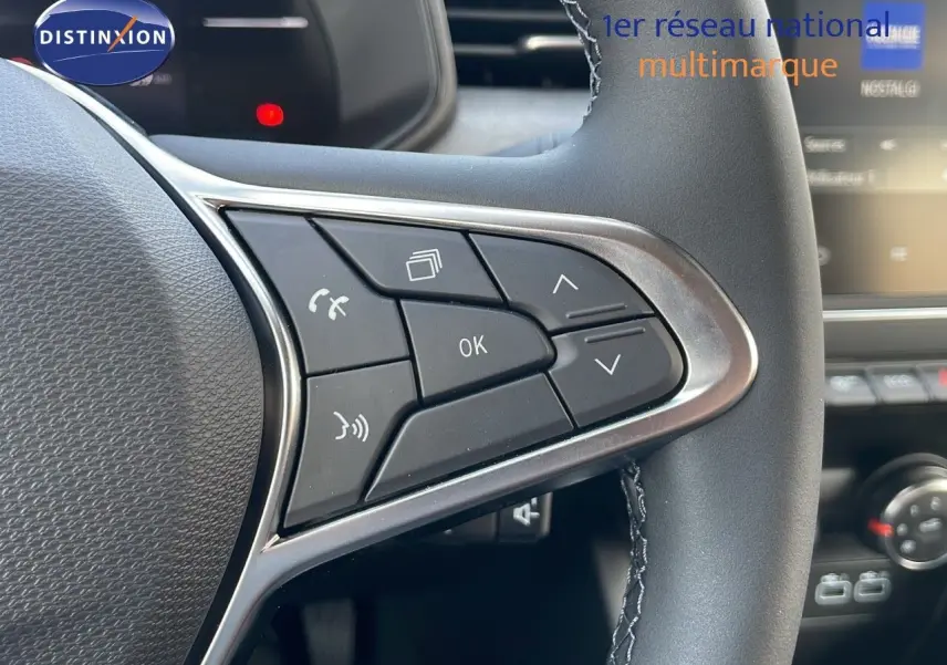 Gros plan sur les commandes au volant côté gauche de la Renault Clio 1.5 dCi 100ch Evolution 2025 en noir étoile métal.