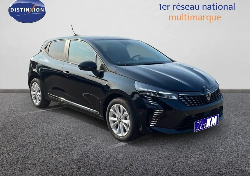 Renault Clio 1.5 DCI 100ch Evolution noir étoile métal vue 3/4 avant droit sur parking gris.
