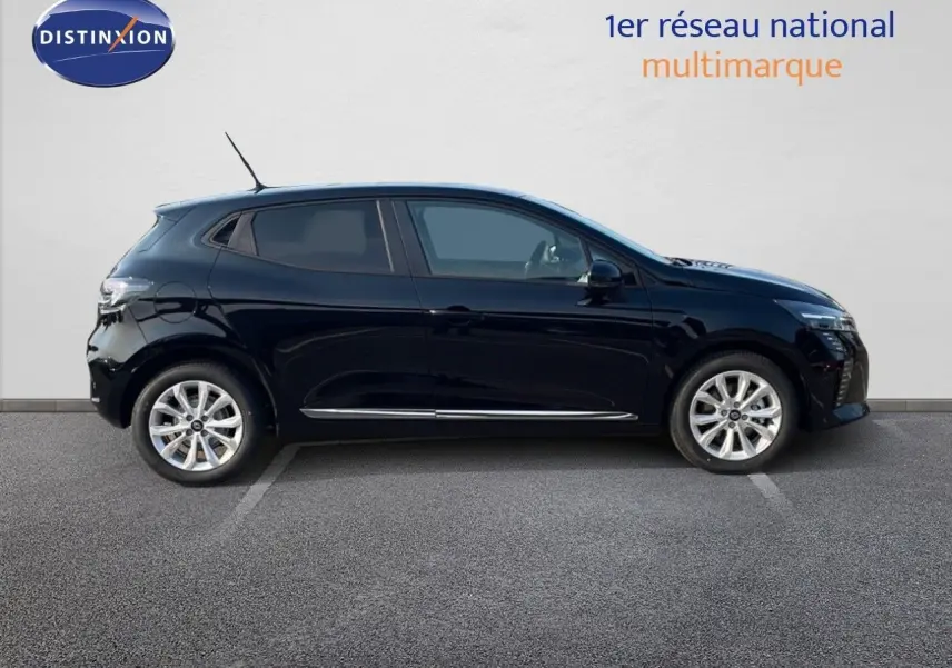 Profil côté gauche d'une Renault Clio 1.5 dCi noire étoile métal de 2025 avec jantes alliage et vitres teintées.