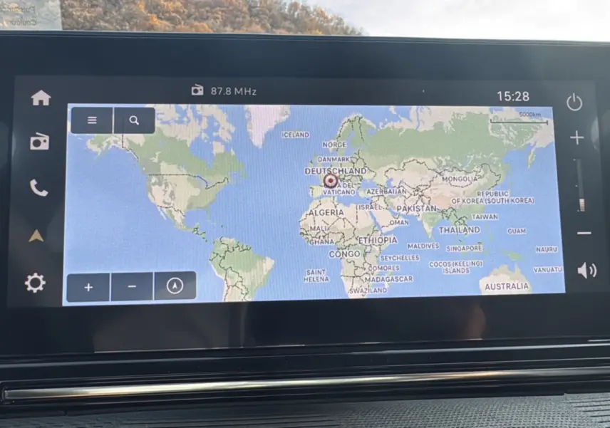 Écran tactile 10,25 pouces du Citroën C3 Aircross Hybrid 145 affichant une carte du monde en intérieur.