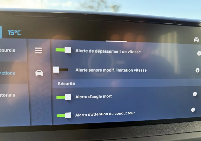 Écran tactile intérieur du Citroën Jumpy XL noir, affichant les alertes de sécurité activées et désactivées.