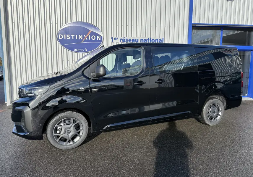 Citroën Jumpy Cabine Approfondie XL noir perla vu de profil côté gauche, avec jantes grises et vitres teintées.