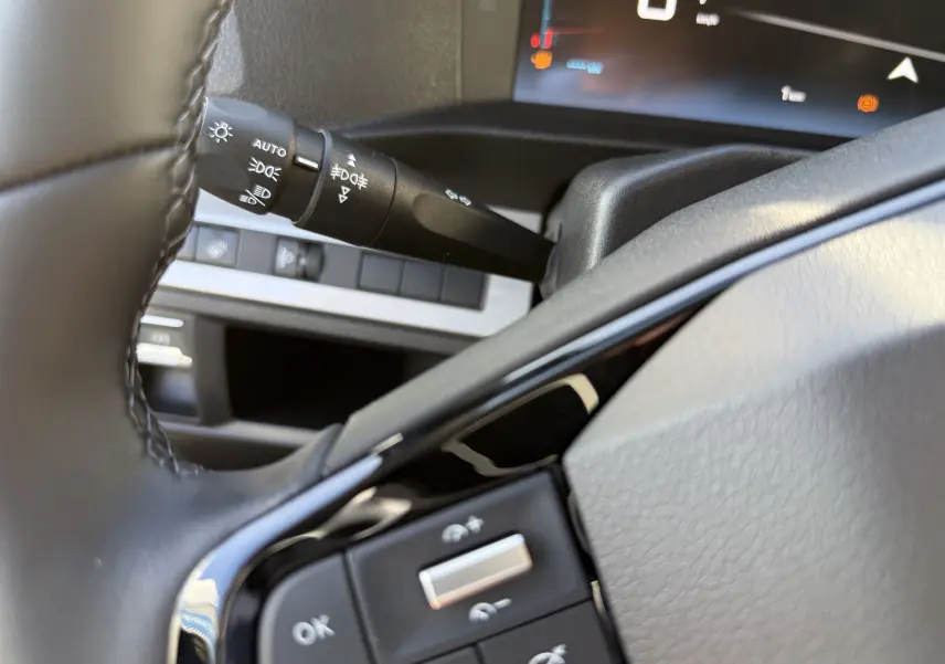 Gros plan sur les commandes au volant et le commodo d'éclairage du Citroën Jumpy Cabine Approfondie noir Perla 2025.