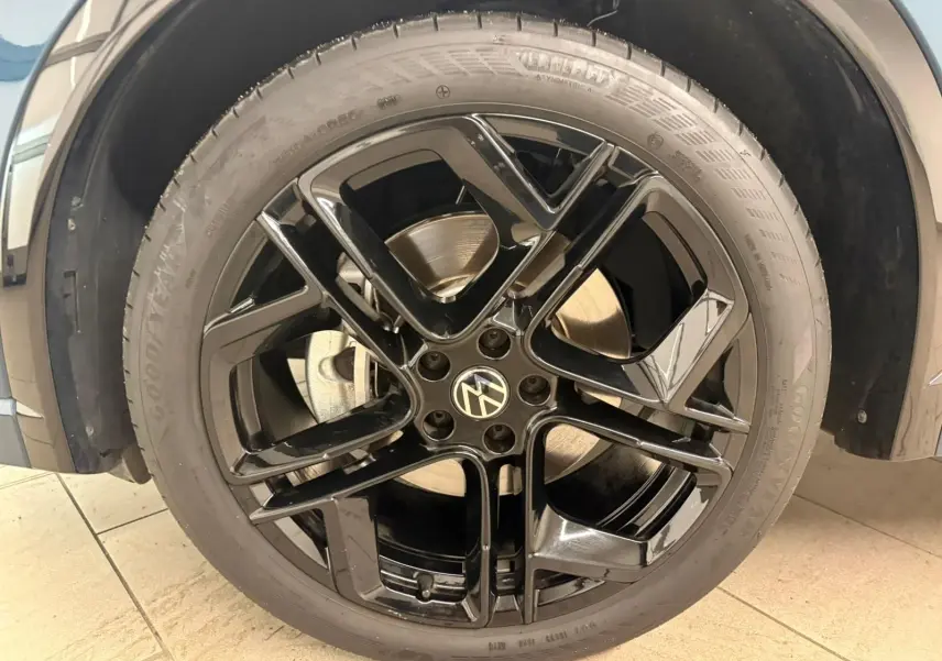 Gros plan sur la jante noire 20'' York du Volkswagen Tiguan Nightshade Blue, côté avant droit.