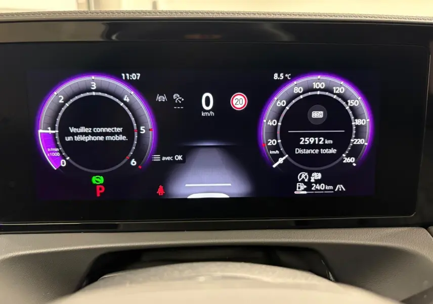 Tableau de bord numérique du Volkswagen Tiguan 2024 affichant vitesse, compte-tours et kilométrage, vue frontale.