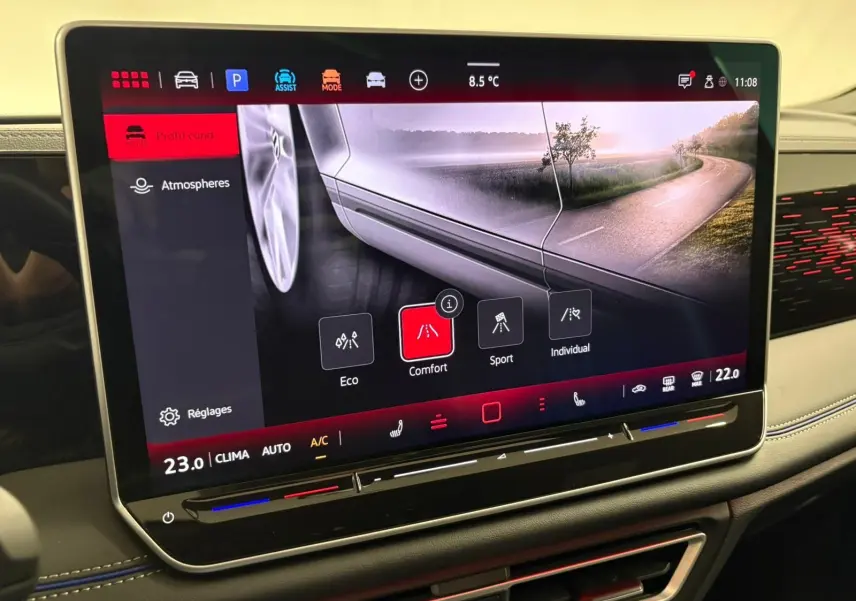 Écran tactile 15 pouces du Volkswagen Tiguan 2024 affichant les modes de conduite, vue intérieure centrée sur la console.