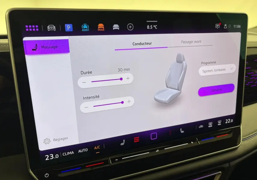 Écran tactile intérieur du Volkswagen Tiguan 2024 affichant les réglages du massage siège conducteur.