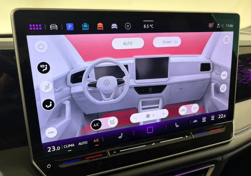 Écran tactile du système de navigation Discover Pro du Volkswagen Tiguan 2024 affichant l'interface climatisation.