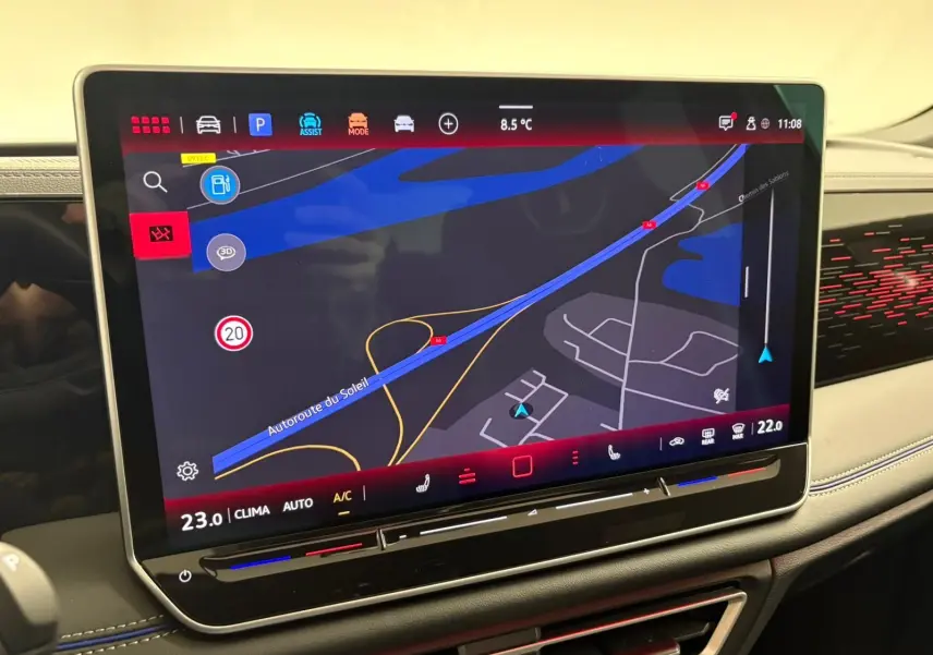 Écran tactile 15 pouces du système de navigation Discover Pro dans l’habitacle du Volkswagen Tiguan 2024.