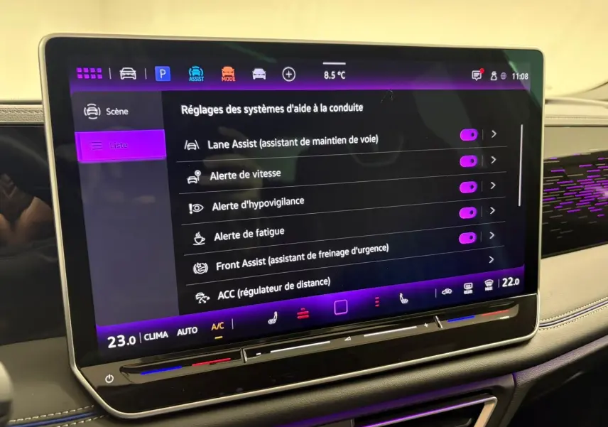 Écran tactile 15'' du Volkswagen Tiguan 2024 affichant les réglages des aides à la conduite en intérieur.