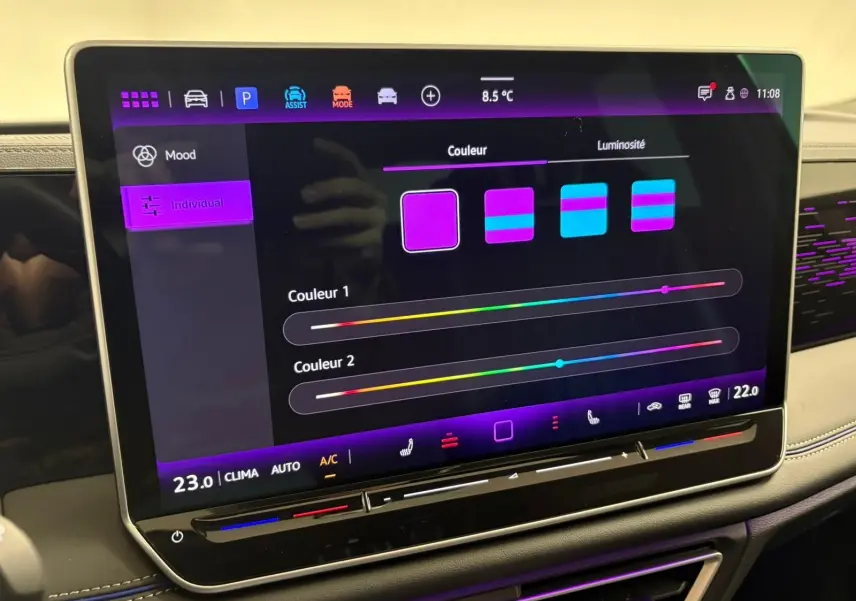 Écran tactile 15'' du Volkswagen Tiguan 2024 affichant le réglage des couleurs de l'ambiance intérieure.